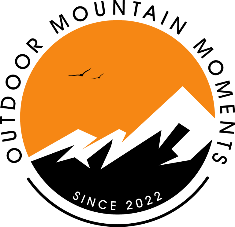 Logo von "Outdoor Mountain Moments" mit Bergen und Vögeln in orange-schwarzem Design.